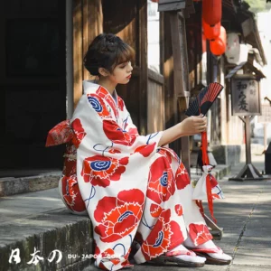 Femme en kimono traditionnel japonais, moment de sérénité au cœur de la culture japonaise.