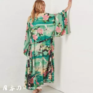 Femme en kimono vert floral, incarnant sérénité et élégance traditionnelle japonaise.