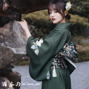 Femme en kimono vert traditionnel, jardin paisible, élégance et culture japonaise.