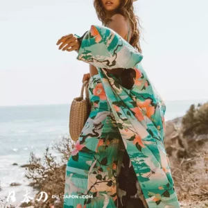 Femme au kimono coloré sur la plage, capturant la joie dun été ensoleillé.