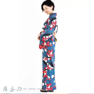 Femme en yukata estivale colorée, souriante, portant un obi traditionnel japonais.