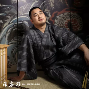 Homme en kimono traditionnel, moment de réflexion dans un décor japonais apaisant.