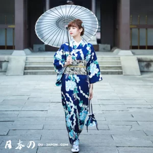 Femme en kimono bleu traditionnel avec parasol floral, élégance et sérénité japonaise.