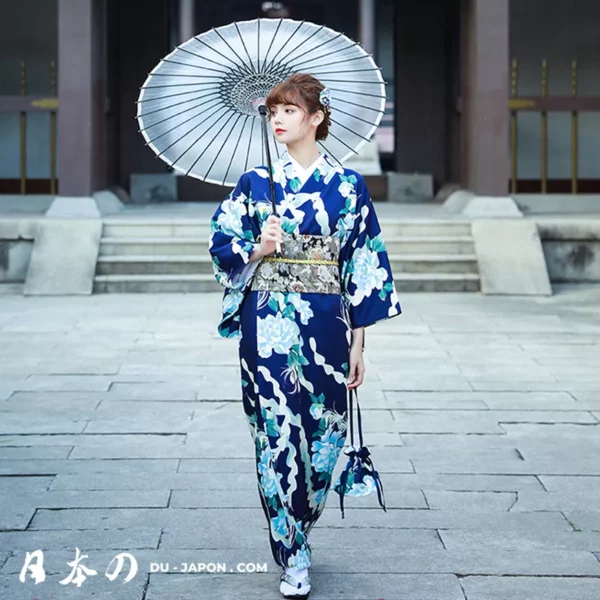 Femme en kimono bleu traditionnel avec parasol floral, élégance et sérénité japonaise.