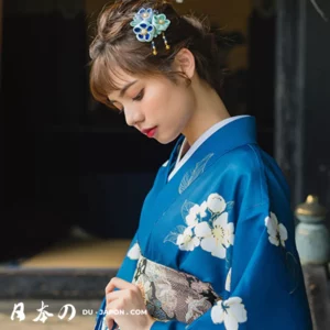 Femme en kimono bleu, élégance et tradition japonaise, reflet de la culture.