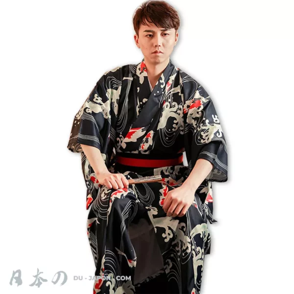 Homme en kimono noir avec motifs de koi, pensif dans un style traditionnel japonais.