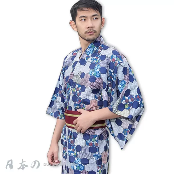 Jeune homme en yukata coloré, alliant tradition japonaise et style moderne.