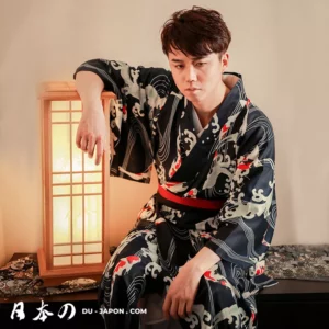 Jeune homme en yukata noir avec lanterne traditionnelle, alliant modernité et culture japonaise.