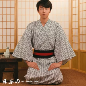 Jeune homme en yukata traditionnel, ambiance sereine, contraste rouge et noir, culture japonaise.