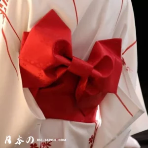 Kimono traditionnel blanc et rouge avec obi élégant et motifs floraux pour cérémonies japonaises.