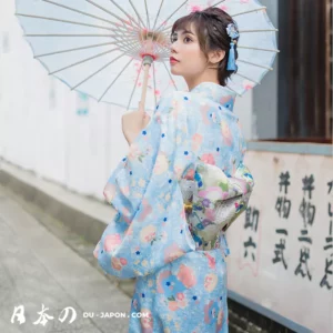 Femme en kimono bleu avec ombrelle, illustrant la beauté de la culture japonaise.