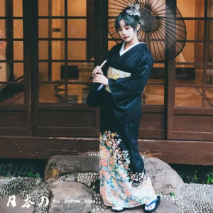 Exquis Kimonos Japonais Femme Yukata Satin Noir Décoré de Pivoine en 3 Tailles