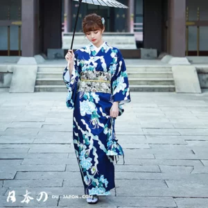 Femme en kimono bleu élégant avec ombrelle, célébrant la culture japonaise traditionnelle.