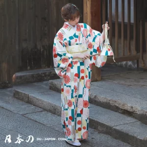 Femme en kimono floral sur un chemin traditionnel japonais, élégance et culture réunies.