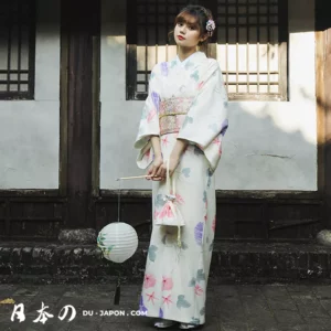 Femme en kimono traditionnel japonais, lanternes et motifs floraux de cerisier.