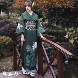 Femme en kimono élégant dans un jardin serein, harmonie entre nature et culture japonaise.