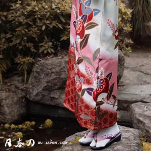 Kimono élégant aux motifs floraux, parfait pour festivals, avec des couleurs pastel et rouges.