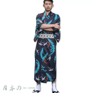 Homme en kimono moderne, motifs colorés et obi élégant, alliant tradition et style contemporain.