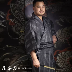 Homme en kimono traditionnel avec dragon, symbole de fierté et héritage samouraï.