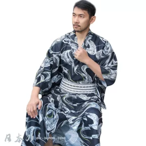 Homme élégant en kimono noir et bleu, ceinturé dun obi géométrique.