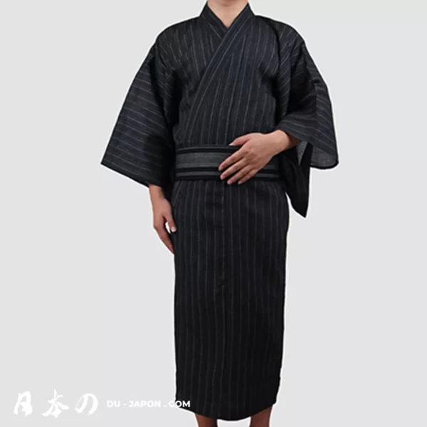 Kimono noir élégant avec obi, symbole de la culture japonaise traditionnelle.