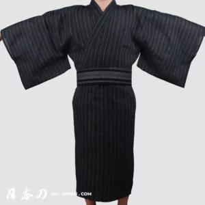 Kimono noir à rayures avec obi, silhouette élégante pour homme.