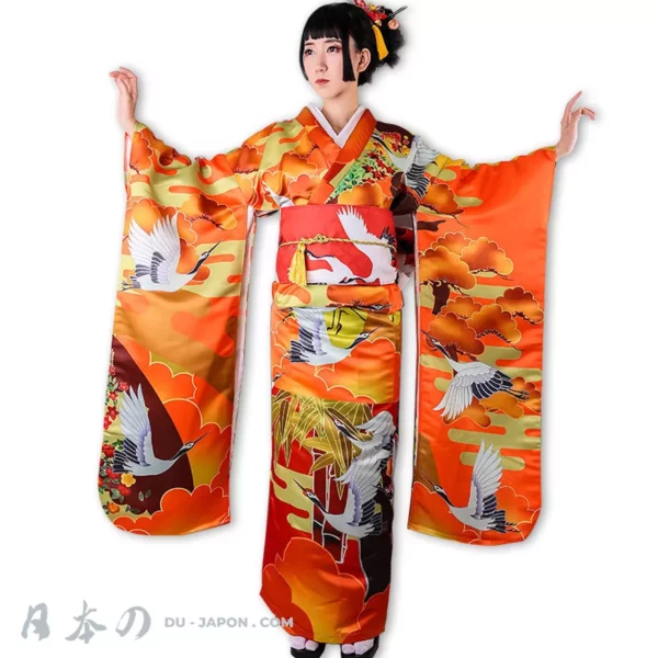 Kimono orange élégant avec motifs de grues, symbolisant la longévité et la beauté japonaise.