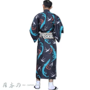 Homme en kimono rouge et turquoise, portant un obi traditionnel et des sandales japonaises.