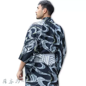 Homme en yukata noir à motifs blancs, symbole de la modes japonaise traditionnelle.