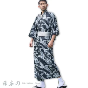 Homme en yukata noir et blanc, portant obi et geta, lors dun festival dété.