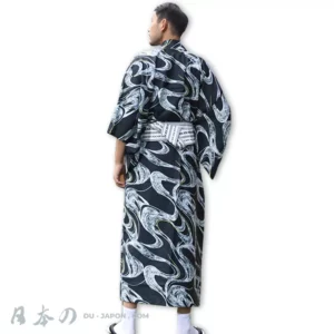 Homme en yukata noir avec motifs de vagues et obi, style estival japonais élégant.