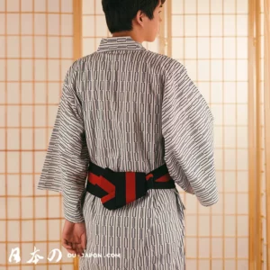 Jeune homme en yukata noir et blanc avec obi géométrique, ambiance japonaise traditionnelle.