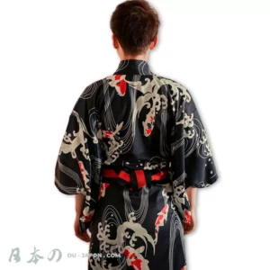 Homme en yukata noir et rouge, motifs de koi, prêt pour un festival dété.