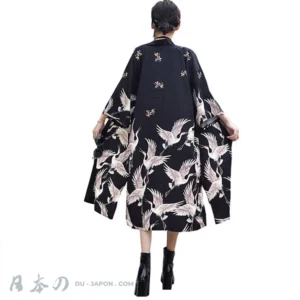 Kimono noir élégant avec motifs de grues, alliant tradition japonaise et modernité.