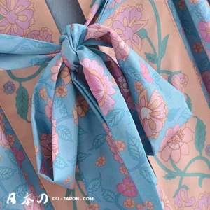 Kimono élégant bleu et pêche avec motifs floraux romantiques et nœud sophistiqué.