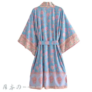 Kimono de plage floral bleu avec ceinture, élégant et confortable pour femme.