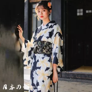 Femme élégante en kimono bleu fleuri, accessoirisée, dans un décor traditionnel japonais.