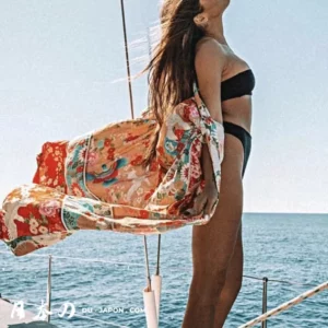 Femme sur un bateau, vêtue dun kimono, profitant de la liberté au bord de la mer.