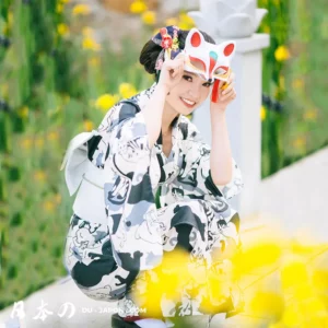 Femme en kimono élégant avec masque de renard dans un jardin fleuri.