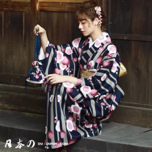 Femme en kimono bleu fleuri, élégante et sereine, incarnant la beauté japonaise traditionnelle.