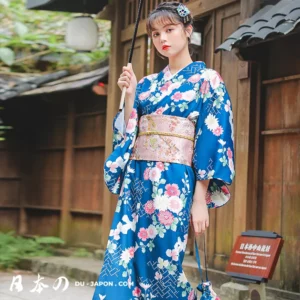 Femme en kimono bleu avec ombrelle, décor floral dans un cadre traditionnel japonais.