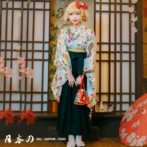 Femme en kimono et hakama : élégance japonaise moderne avec un ruban rouge.