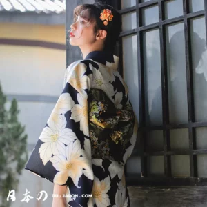 Femme en kimono floral contemplant la nature à travers une fenêtre traditionnelle japonaise.