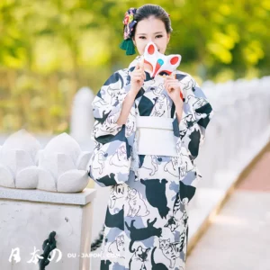 Femme en kimono ludique avec masque dans un jardin, mélange de tradition et modernité.