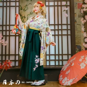 Femme en kimono traditionnel japonais, élégance et couleurs printanières avec parasol.