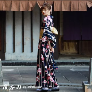 Jeune femme en kimono traditionnel bleu et jaune, décoré de fleurs colorées.