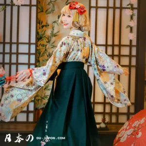 Femme en kimono floral vibrant, joyeuse et élégante, évoquant la culture japonaise traditionnelle.