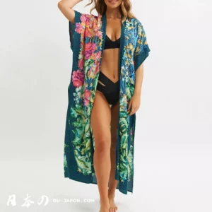 Femme en kimono floral vibrant et bikini, parfaite pour un look dété décontracté.