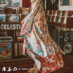 Femme en kimono coloré dans un intérieur vintage, alliant mode et ambiance nostalgique.