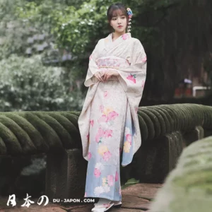 Femme en kimono pastel élégant dans un jardin japonais serein, reflet de la culture traditionnelle.